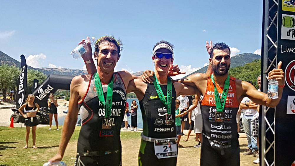 xterra italie les francais groupes au pied du podium