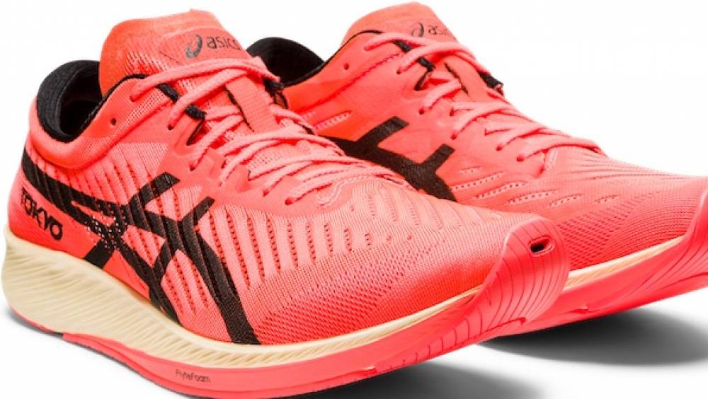 la nouvelle asics a plaque de carbone