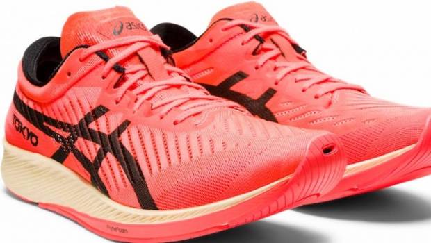 la nouvelle asics a plaque de carbone