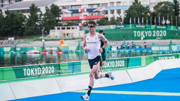les athletes olympiques sur le tapis bleu