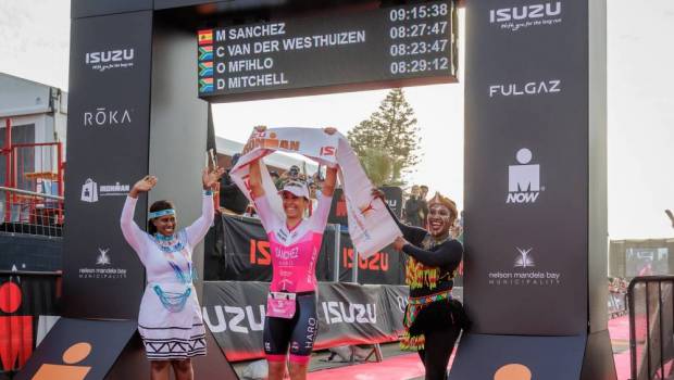 rasmus svenningsson et marta sanchez simposent au championnat dafrique ironman