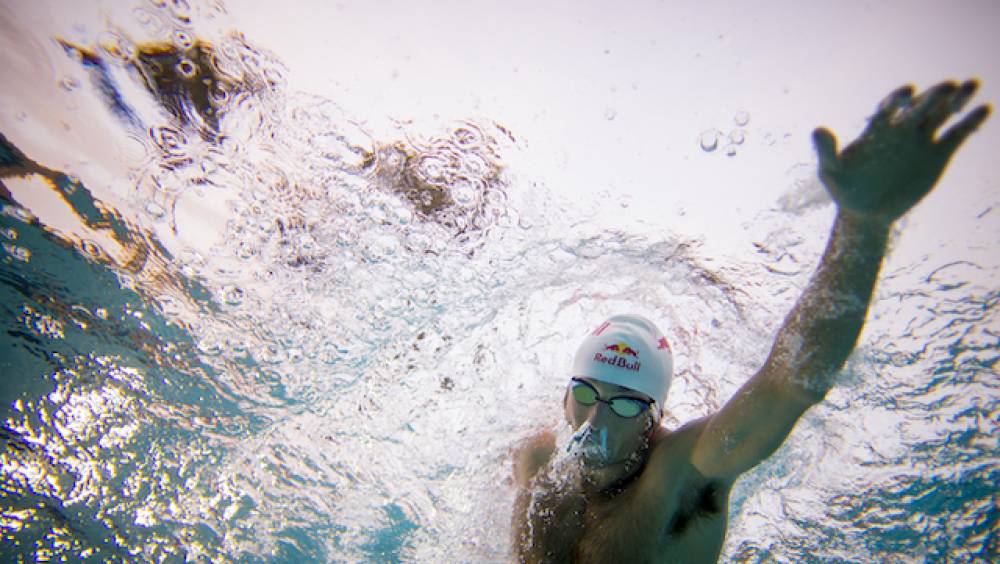 natation deux methodes pour perfectionner a sec son mouvement de crawl