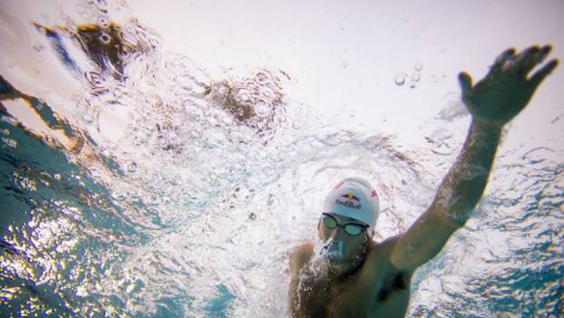 natation deux methodes pour perfectionner a sec son mouvement de crawl